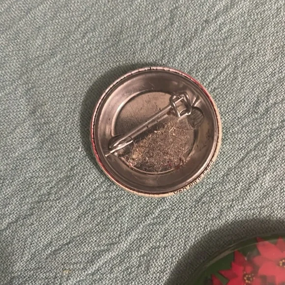 Button and pin bundle - Picture 5 of 9